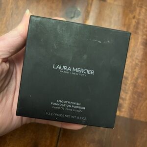 Laura Mercier Smooth Finish Foundation Powder 1N2 02 Full Size scratched